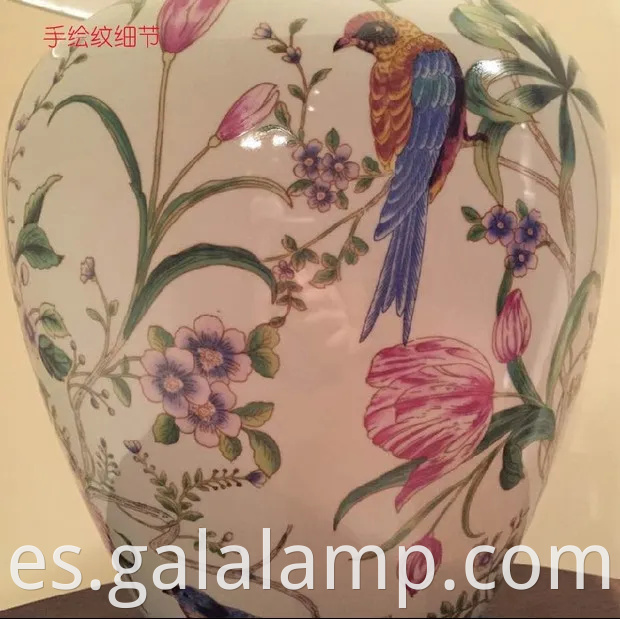 Exquisita lámpara de cerámica floral de coral para decoración del hogar elegante